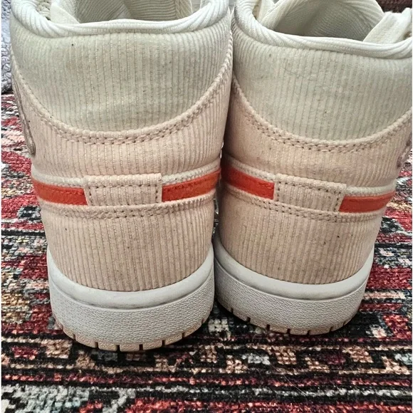 Women’s AIR JORDAN 1 mid SE - Picture 5 of 5